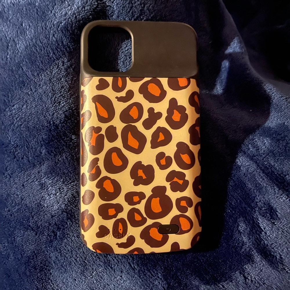 Casely Leopard Print Charging Case 2.0